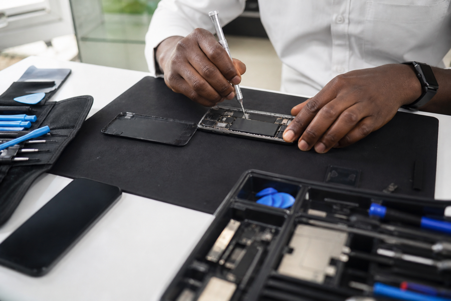 Phone repair at DELDUA workbench